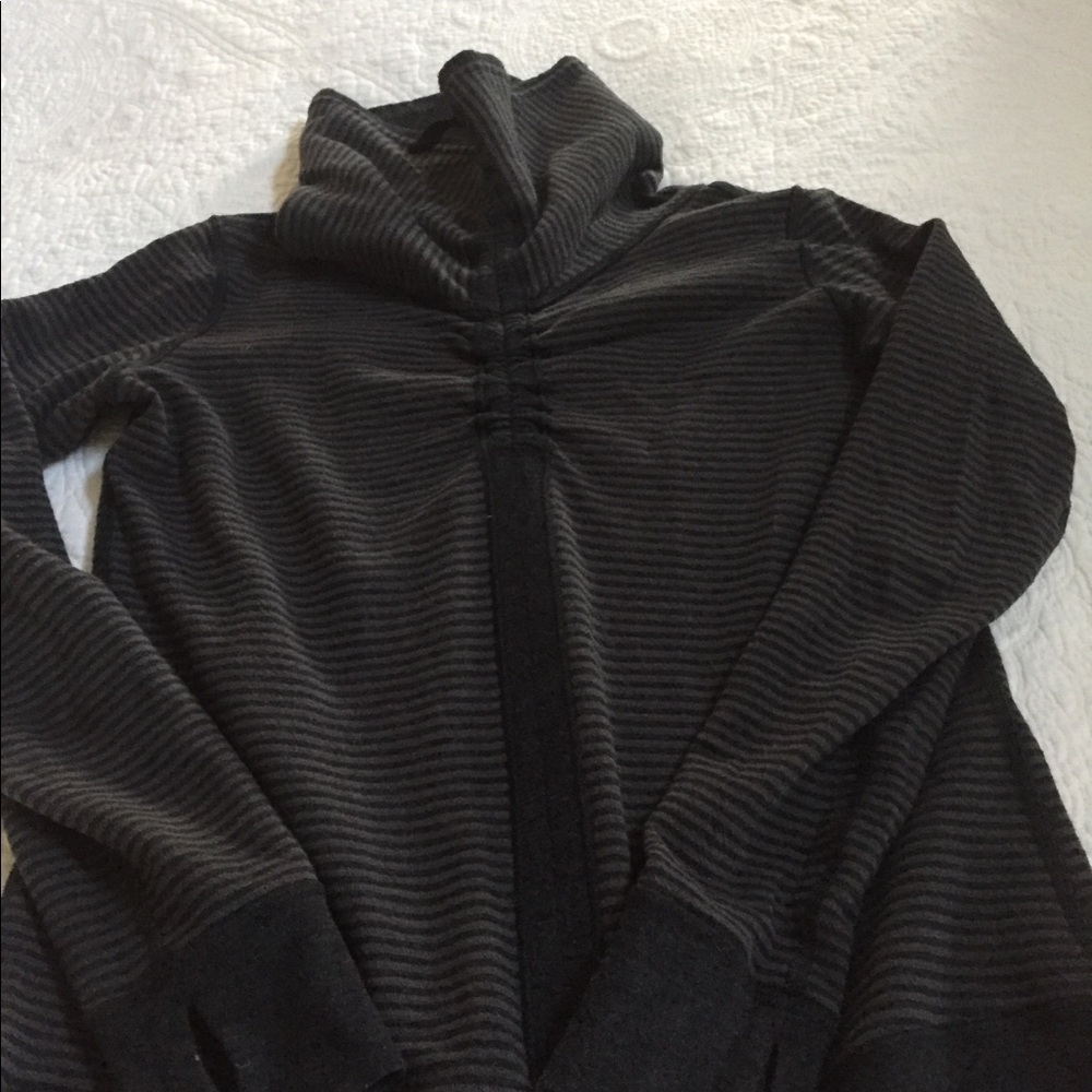 Lululemon In a Cinch pull over size 4